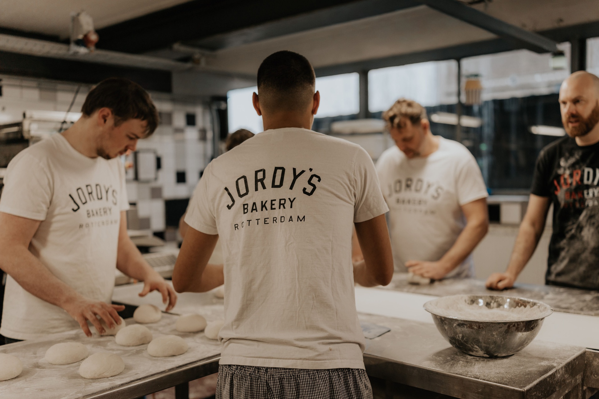 Het team van Jordy’s Bakery aan het werk in de bakkerij