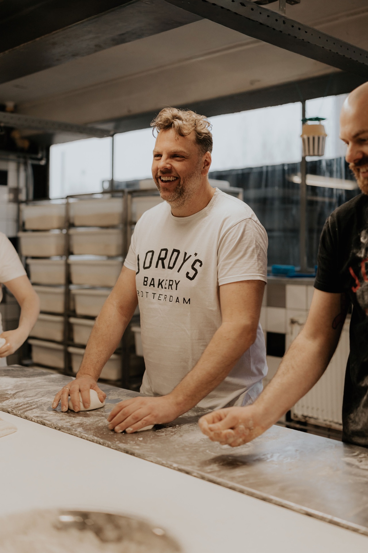 Jordy aan het werk in de bakkerij