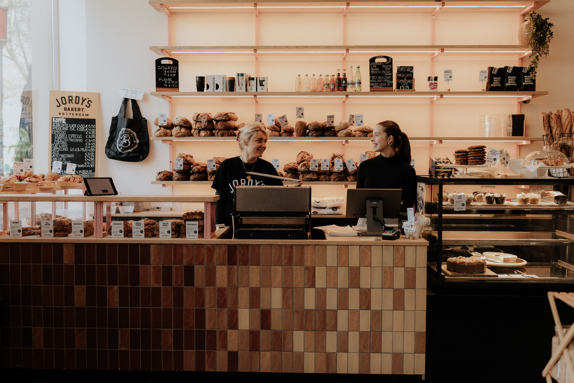 Collega's aan het werk bij Jordy's Bakery