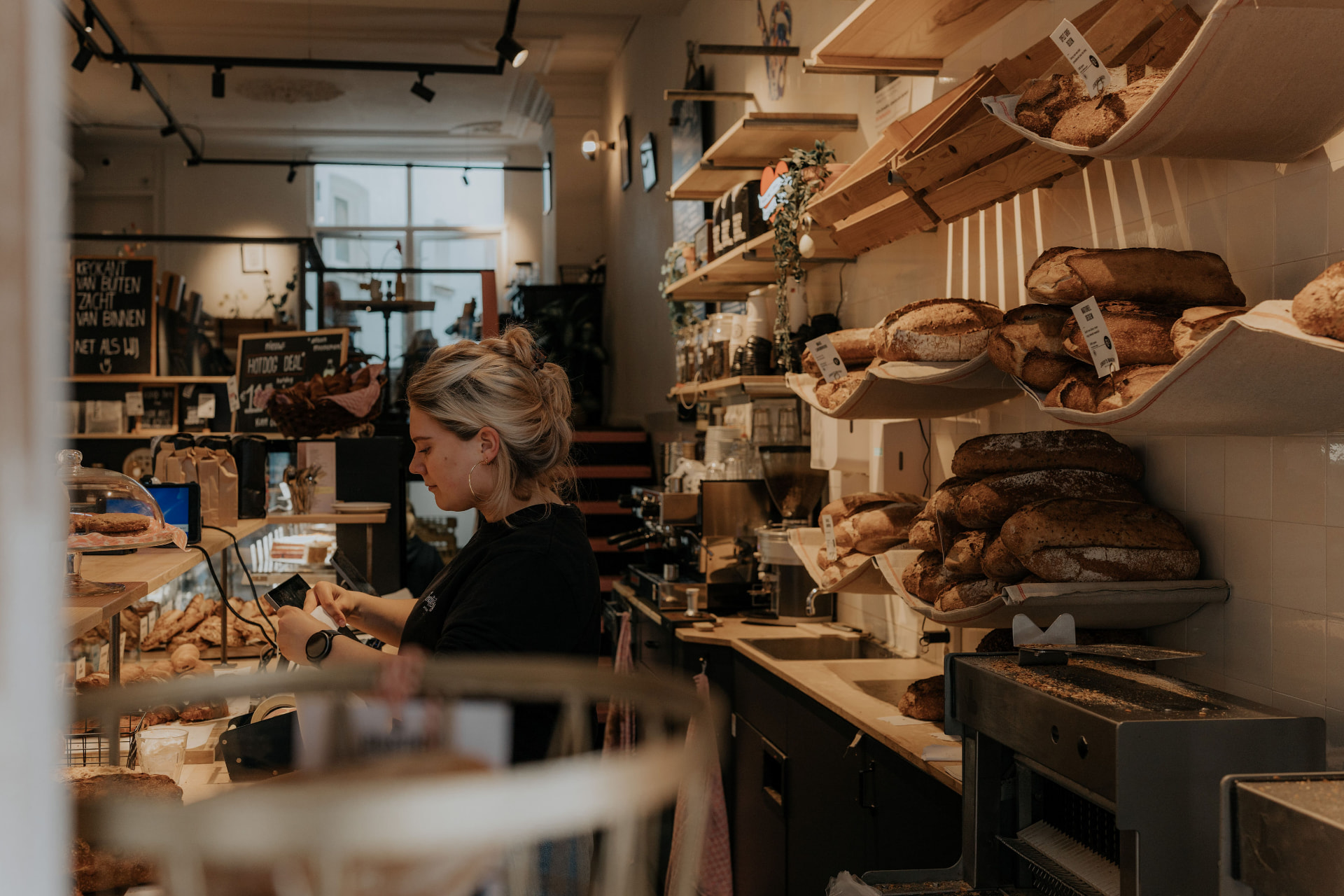 Bakkerij interieur met vers brood bij Jordy's Bakery
